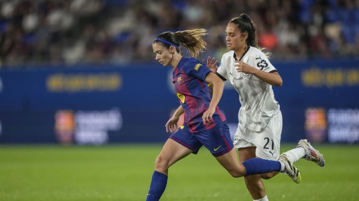 Aitana Bonmatí porta la pilota davant d’una jugadora del Dux. - EFE/ ENRIC FONTCUBERTA