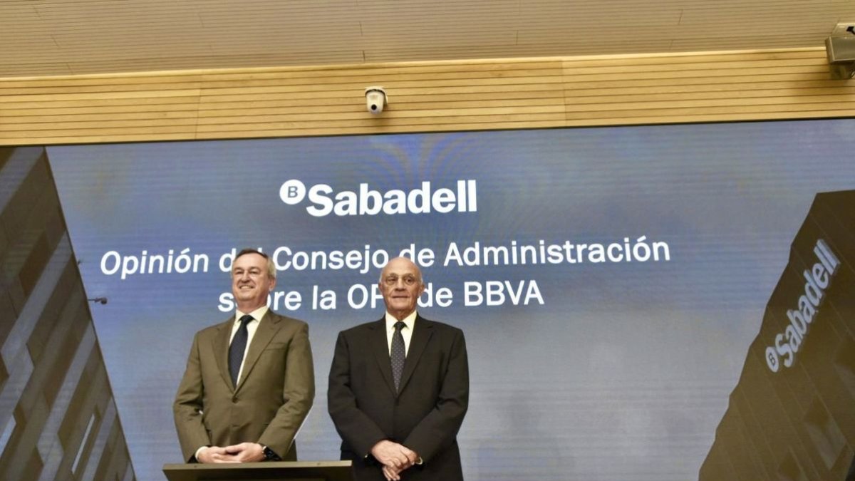 César González-Bueno y Josep Oliu, ayer tras el consejo. - EUROPA PRESS