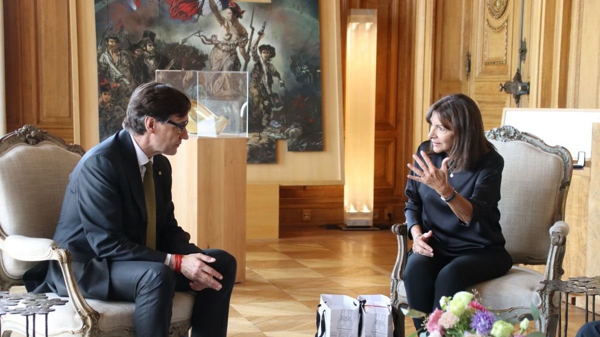 Salvador Illa va ser rebut per l’alcaldessa de París, Anne Hidalgo. - ACN