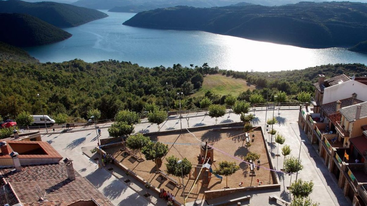 La població de Tiurana amb el pantà de Rialb al fons. - A.T.