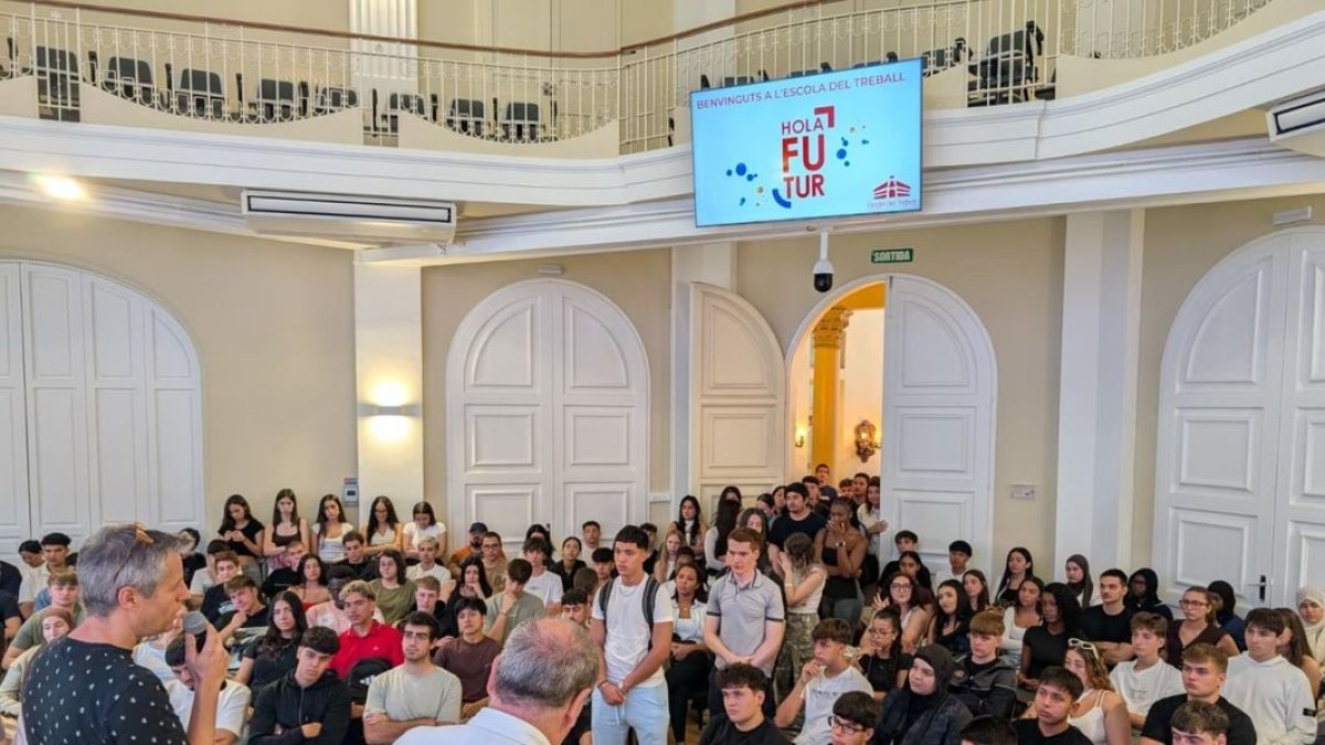 La Escola del Treball organizó un acto de bienvenida a los nuevos alumnos en el inicio del curso. - ESCOLA DEL TREBALL