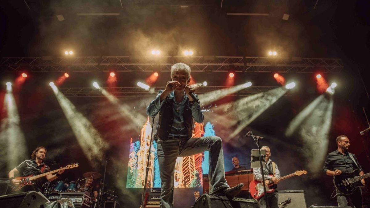 Centenars de fans es van rendir divendres a la nit a Talarn als himnes rockers de Ramoncín. - GEMMA MARTZ/TALARN MUSIC EXPERIENCE