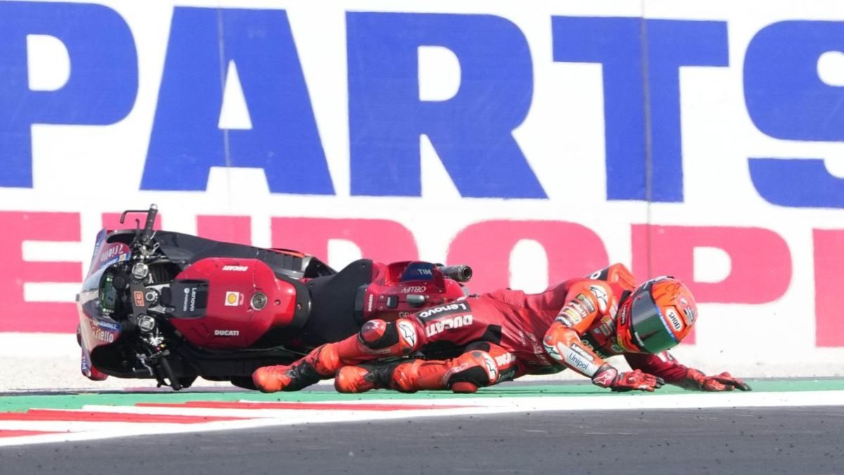 Marc Márquez, en el moment en què va caure a terra liderant l’esprint, entregant el triomf a Bezzechi. - EFE
