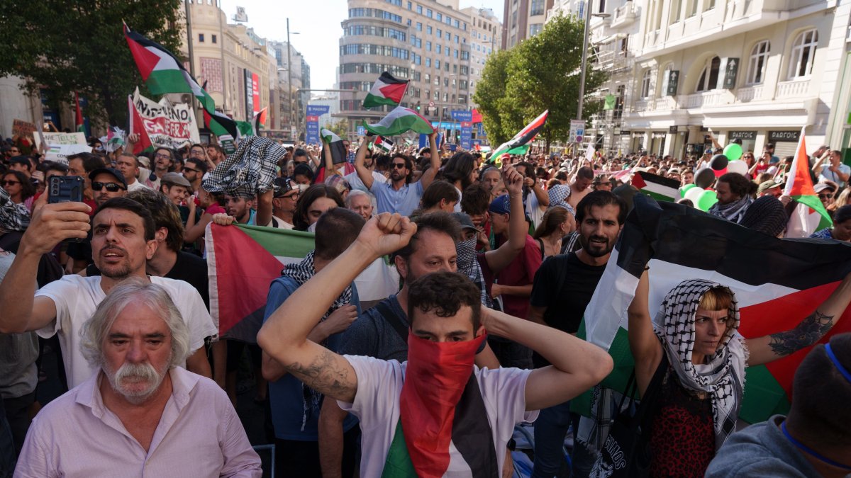 Diverses persones amb banderes de Palestina a la plaça de Callao abans de passar l’etapa 21 de la Volta Ciclista a Espanya, a 14 de setembre de 2025, a Madrid (Espanya).