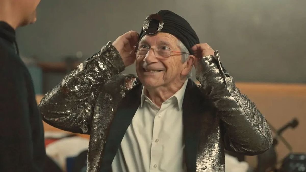 Joan Pera se prueba un sombrero de ilusionista junto al Mag Lari. - 3CAT