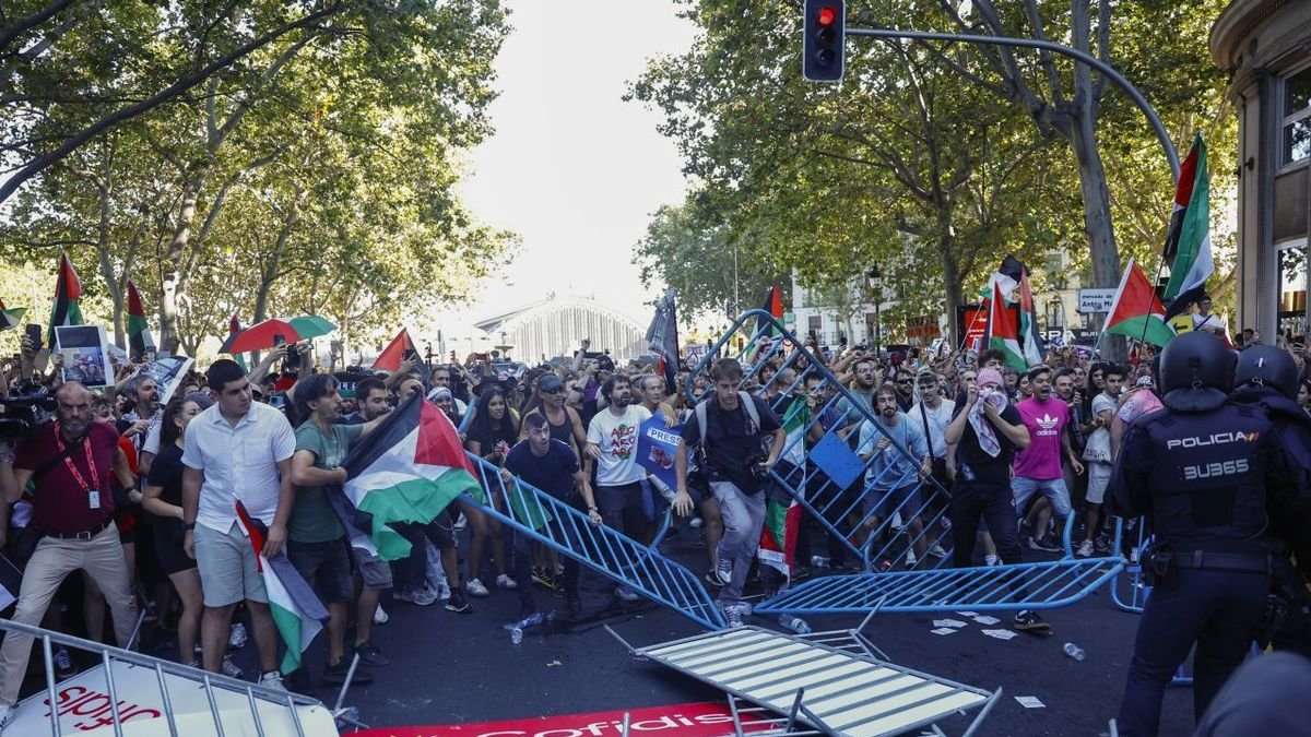 Manifestants a favor de Palestina van desbordar els controls policials. - EFE