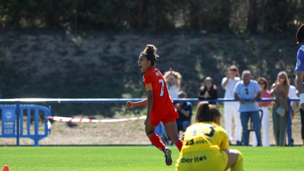 Inés celebra amb ràbia el gol que suposava l’empat arribant al quart d’hora de joc. - MARC DOMINGO