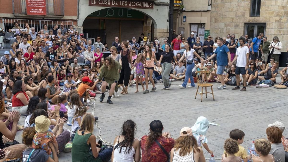 Kristyn Fontanella, ‘Miss Mary’, va animar ahir al migdia a ballar amb ella el nombrós públic que va atapeir la plaça Major de Tàrrega. - LAIA PEDRÓS / SEGRE