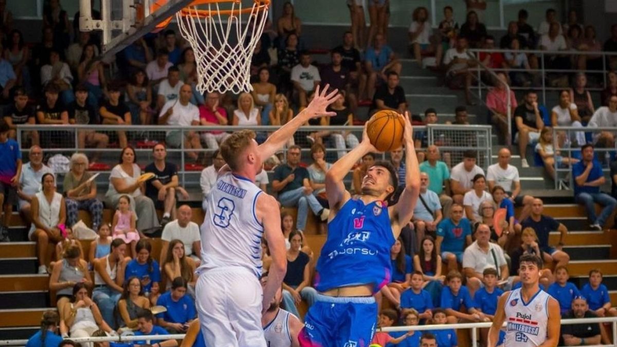 Connor Dickerson intenta tapar un llançament d’un jugador de l’Ibersol CBT. - TARRAGONA RÀDIO