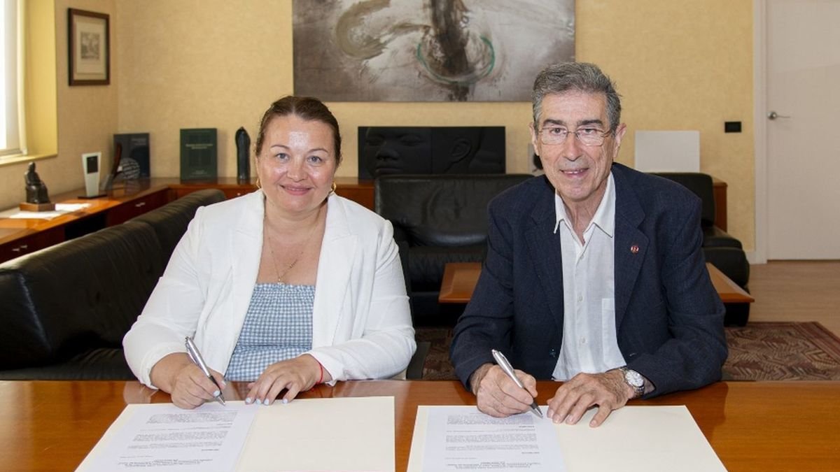 La representant d’AstraZeneca i Puy firmant el conveni.
