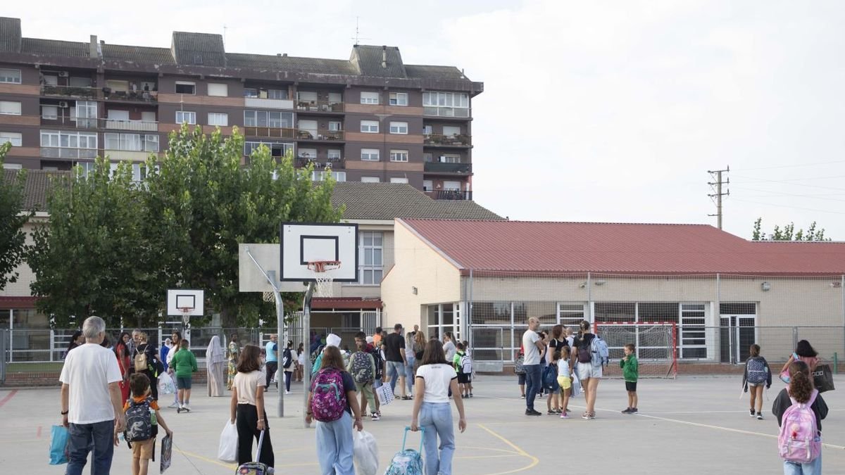 Alumnos de una escuela de las comarcas de Lleida, antes de comenzar el primer día de clase. - CARMINA MARSIÑACH