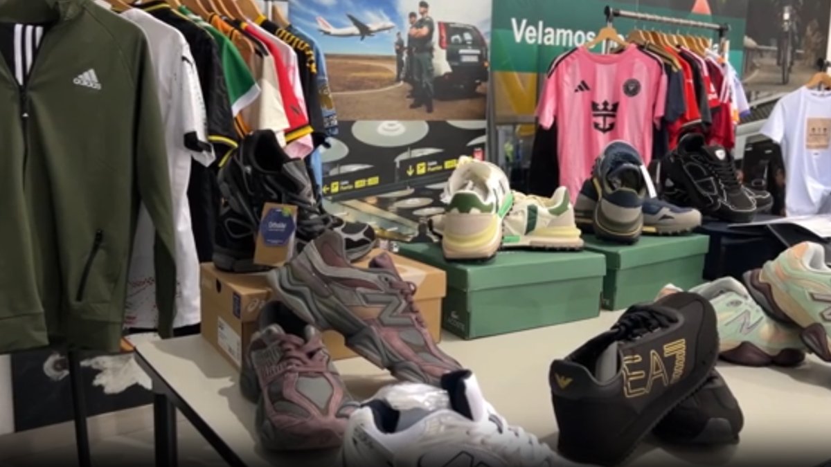 Un dels magatzems d’Alpicat en el qual es poden veure les equipacions roses falses del FC Barcelona. - GUÀRDIA CIVIL