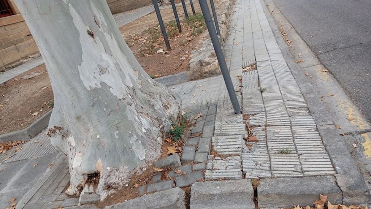 Estat de la vorera al carrer Pare Palau amb Ramon Argilés. - PLATAFORMA DE VEÏNS DE PARDINYES
