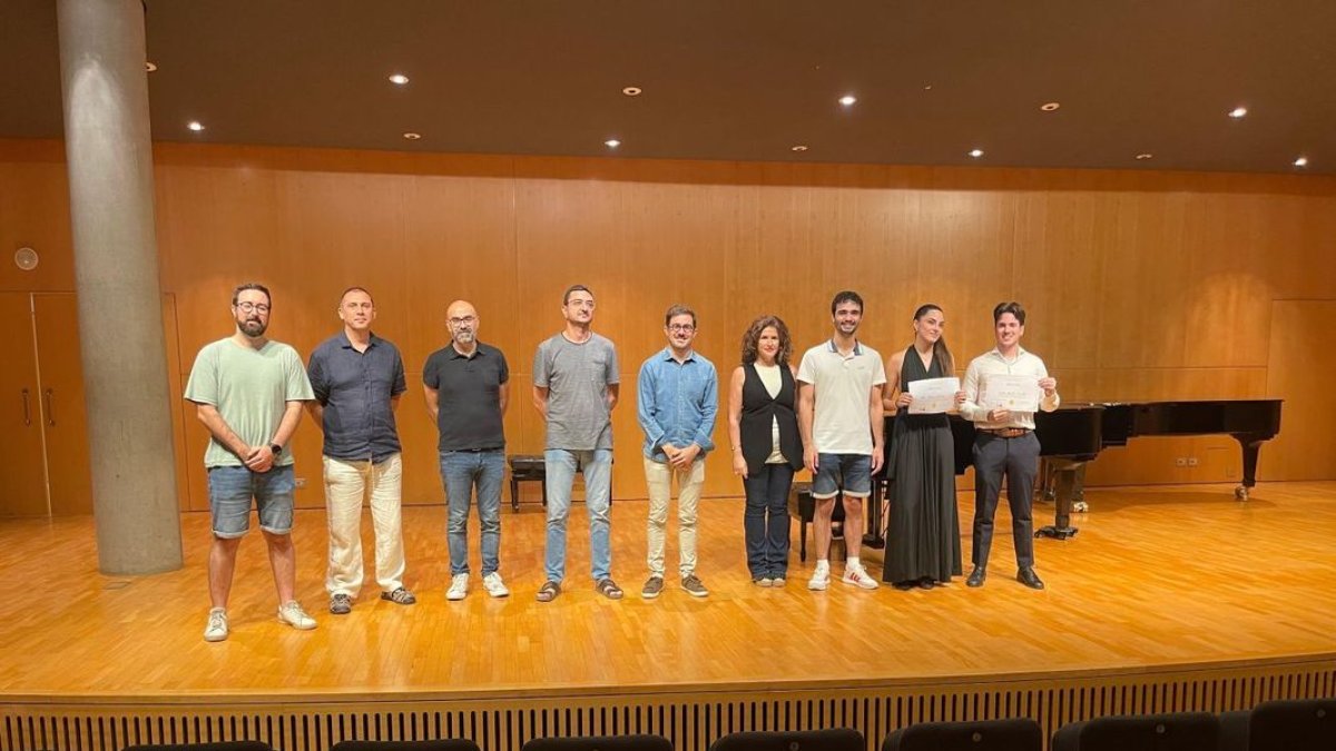 Los ganadores, con el jurado, el gerente y el presidente de la JOP. - JOVE ORQUESTRA DE PONENT