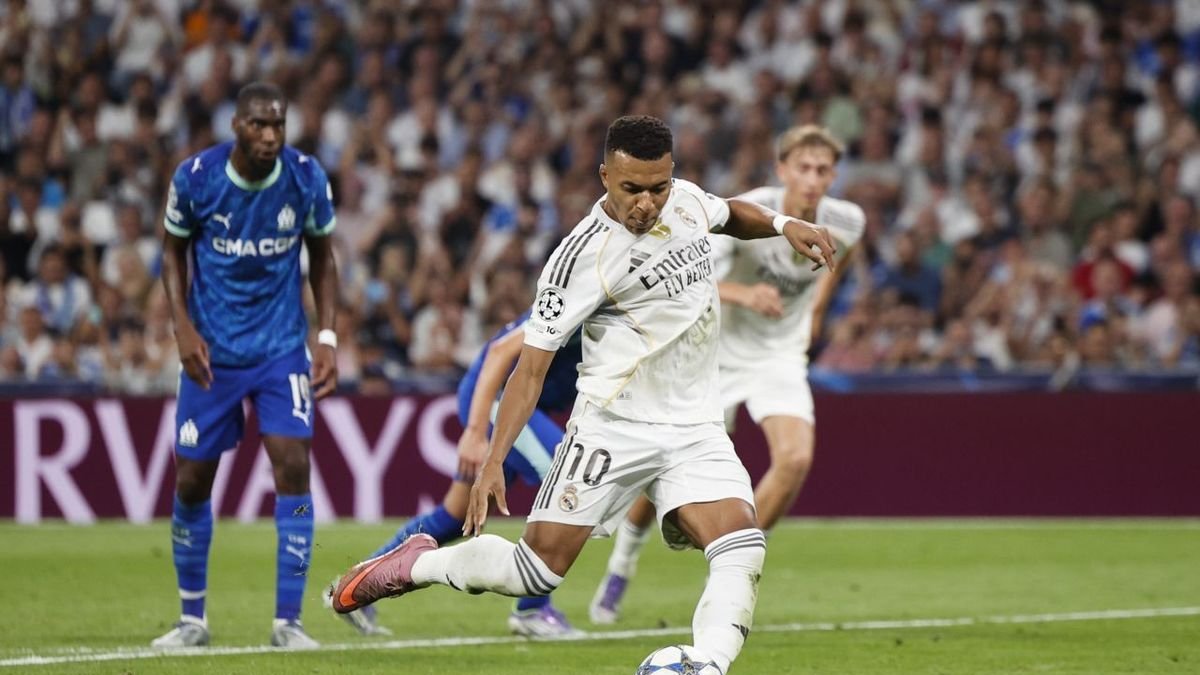 Kylian Mbappé lanza el primero de los dos penaltis que convirtió. - EFE