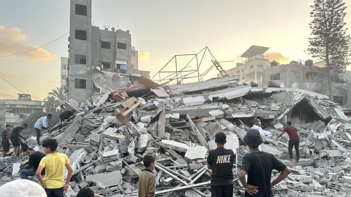 Palestins davant les destrosses a la ciutat de Gaza causades pels atacs de l’Exèrcit israelià. - EUROPA PRESS