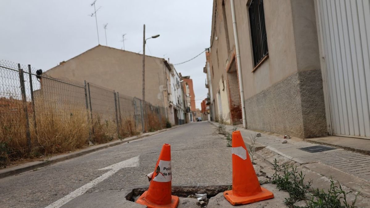 El carrer Sant Roc, un dels que esperen reformes aviat. - J.GÓMEZ