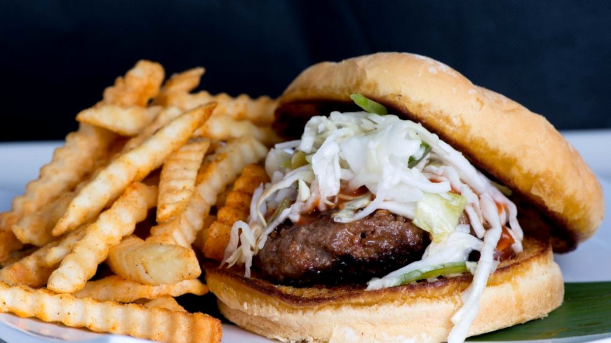 Una hamburguesa con patatas.