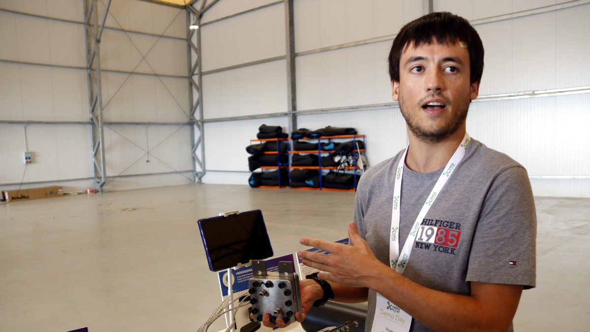 Un investigador de la red H2CAT mostrando un prototipo.