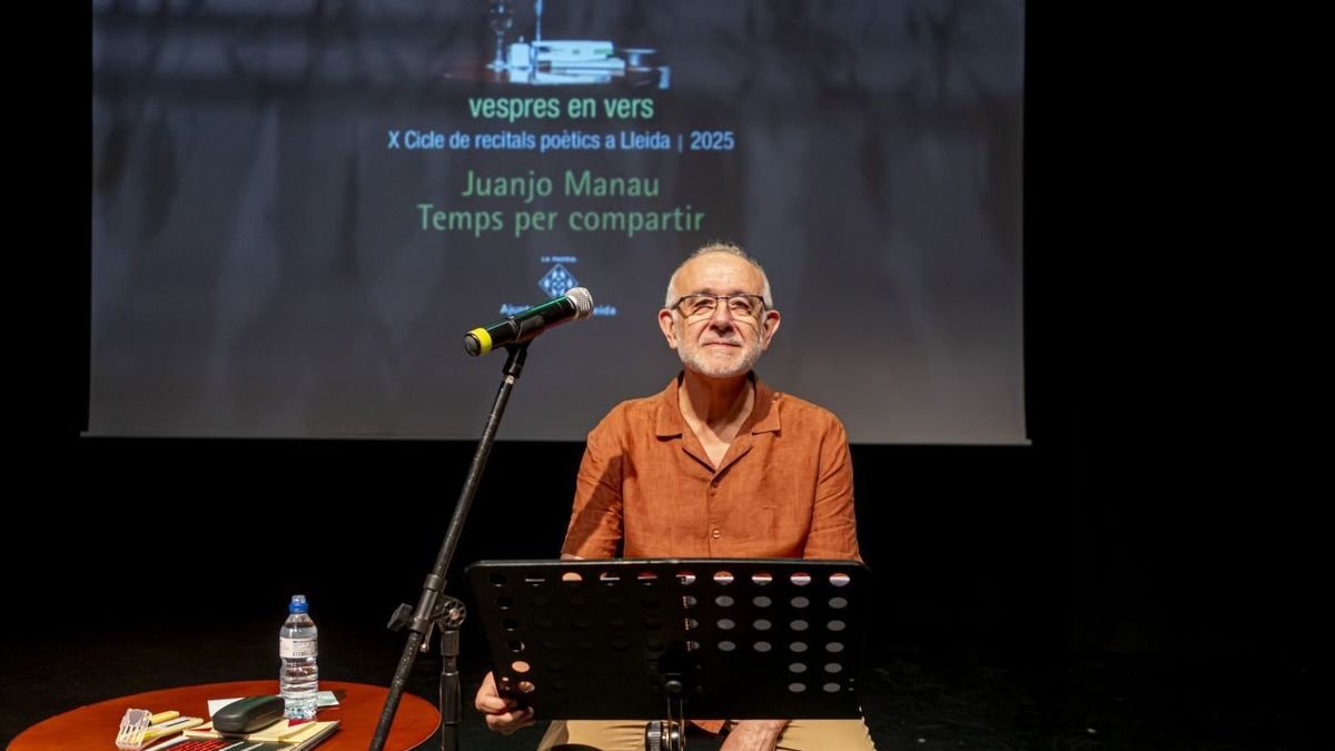 El poeta Juanjo Manau, ahir al Teatre de l’Escorxador. - JORDI ECHEVARRIA
