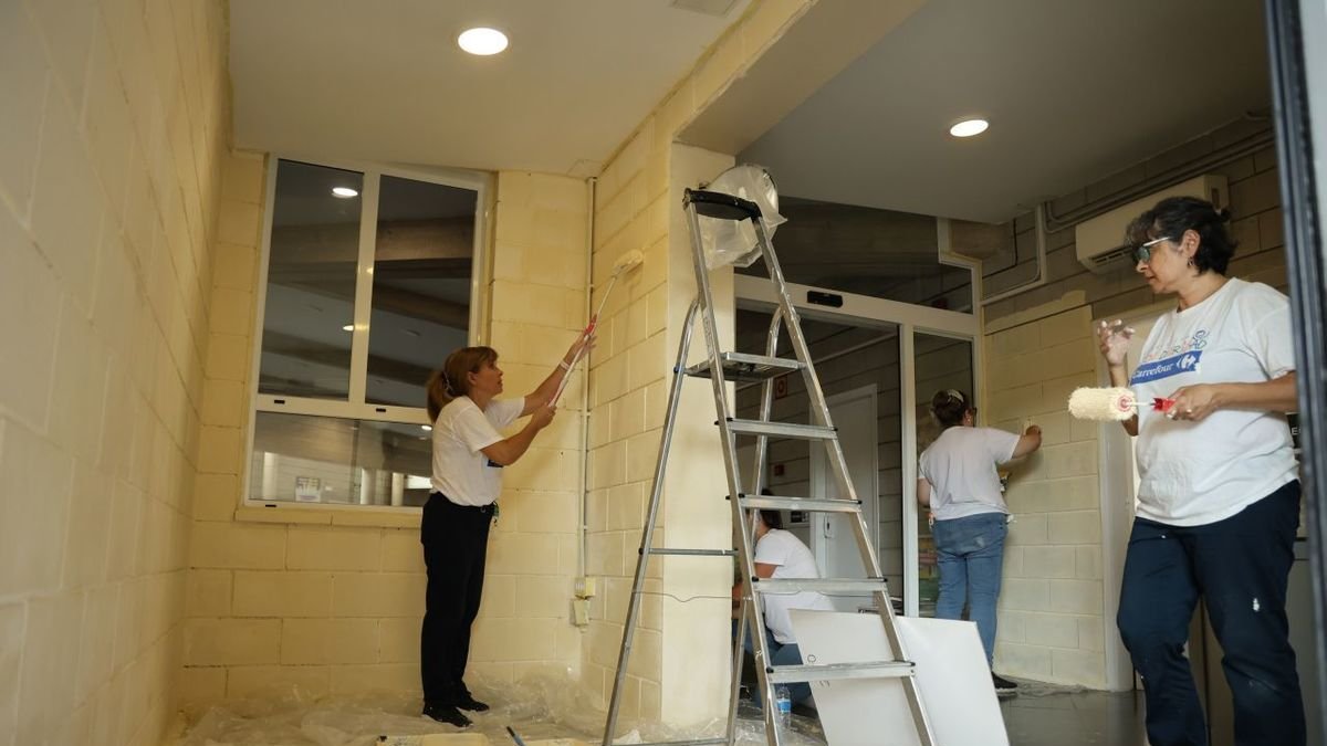 Voluntaris de Carrefour ajuden Aremi amb tasques de manteniment - AMADO FORROLLA