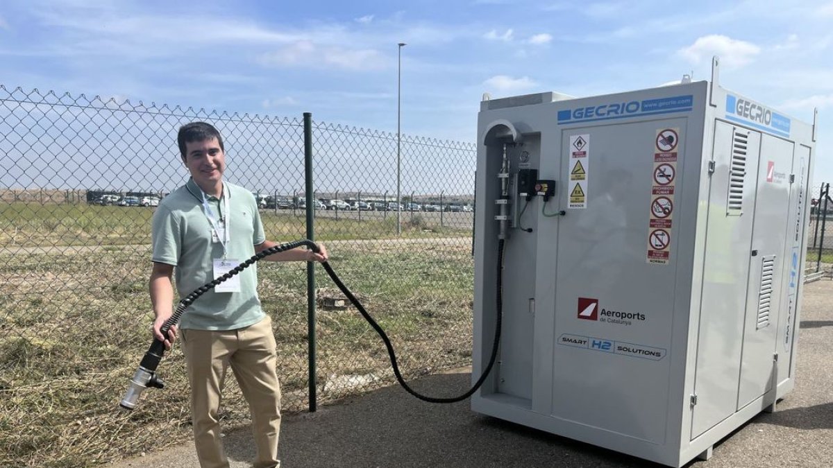 Un tècnic de l’empresa Gecrio, ahir mostrant la nova hidrolinera instal·lada a Alguaire. - M. CODINAS