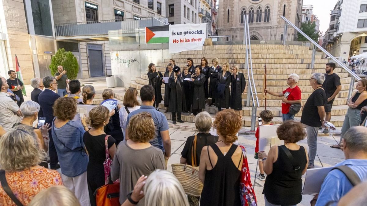 Concentración de juristas leridanos contra “el genocidio de Gaza” - JORDI ECHEVARRIA