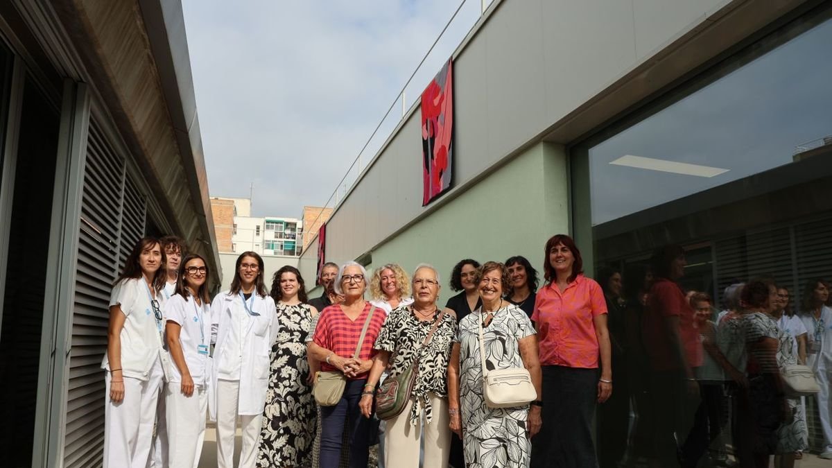 Profesionales del CAP Bordeta-Mangraners, representantes de Cultura, Salud y La Panera, junto a usuarias y la artista Gemma París. - AMADO FORROLLA