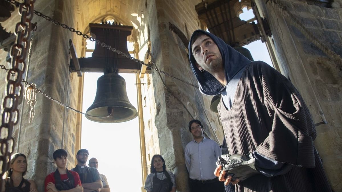 La visita arranca en la plaza Major y termina entre las seis campanas tras subir 130 escaleras. - CARMINA MARSIÑACH