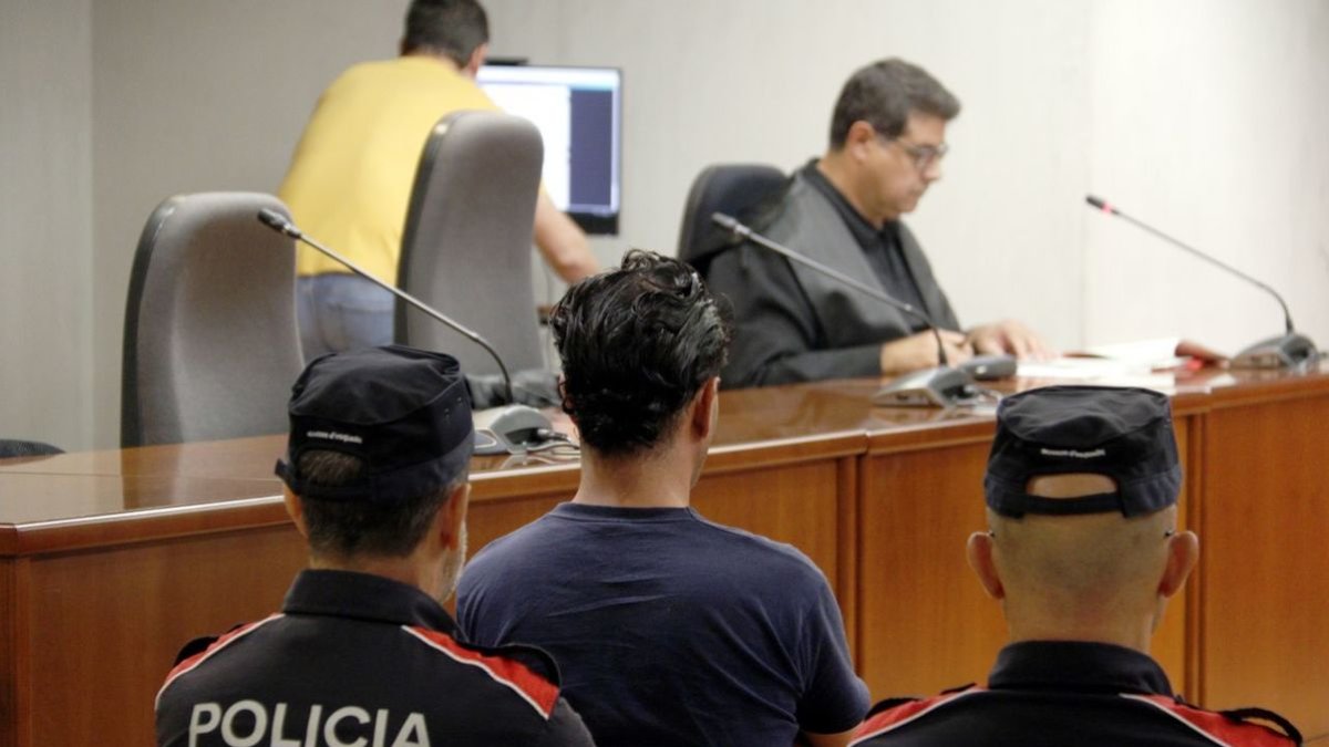 El acusado, ayer en el banquillo de la Audiencia. - ACN