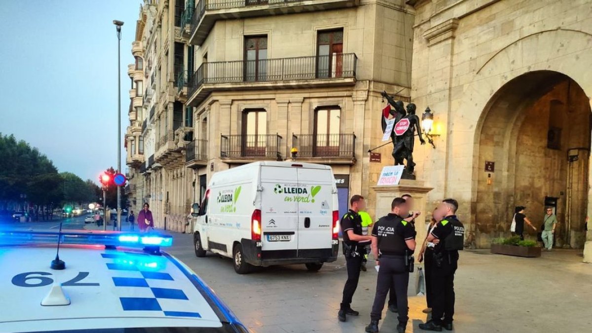 Momento en que la Urbana denunció a los cuatro activistas.