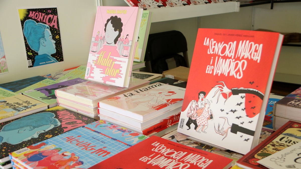 Varios libros en una de las paradas del paseo Lluís Companys de Barcelona en el marco de La Setmana del Llibre en Catalán