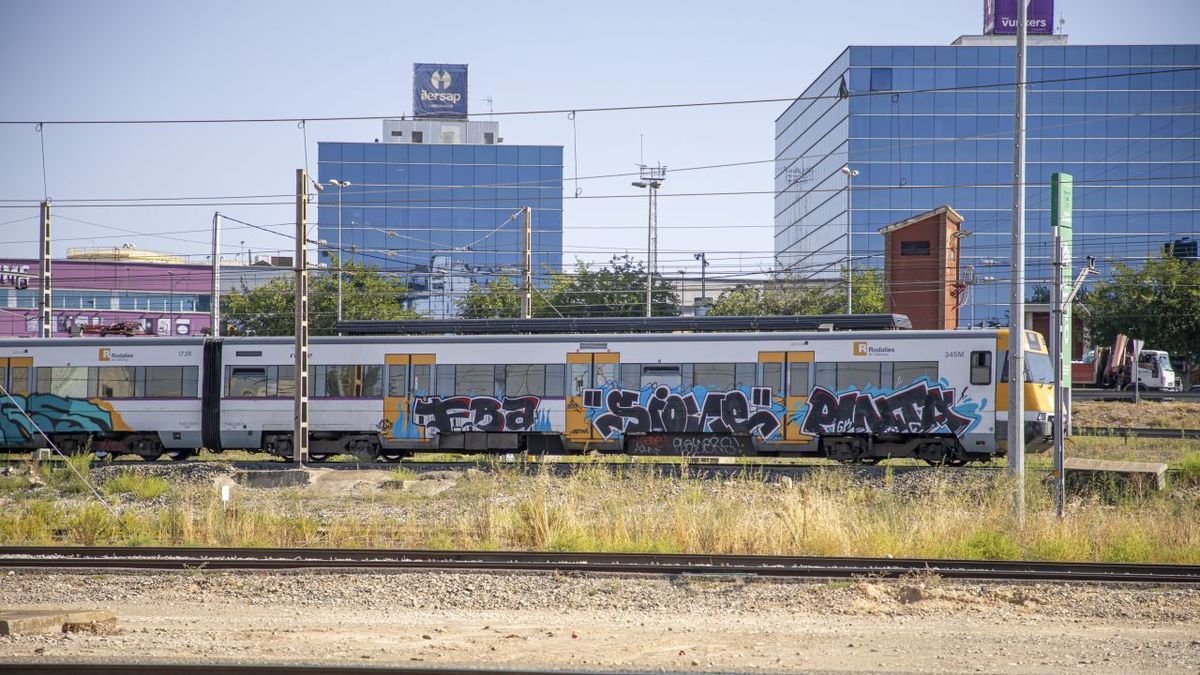 El tren de Rodalies que va quedar aturat a la sortida de Lleida. - XARXA X