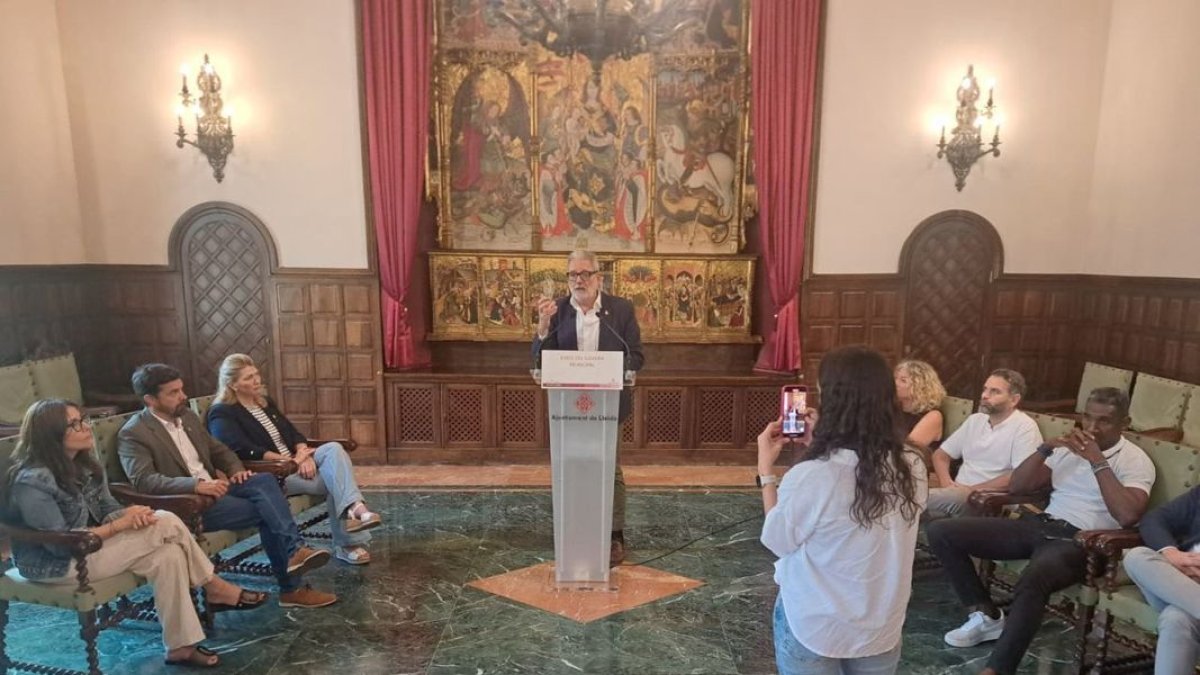 Larrosa hizo una rueda de prensa con su gobierno para explicar sus metas en este nuevo curso político. - SCD