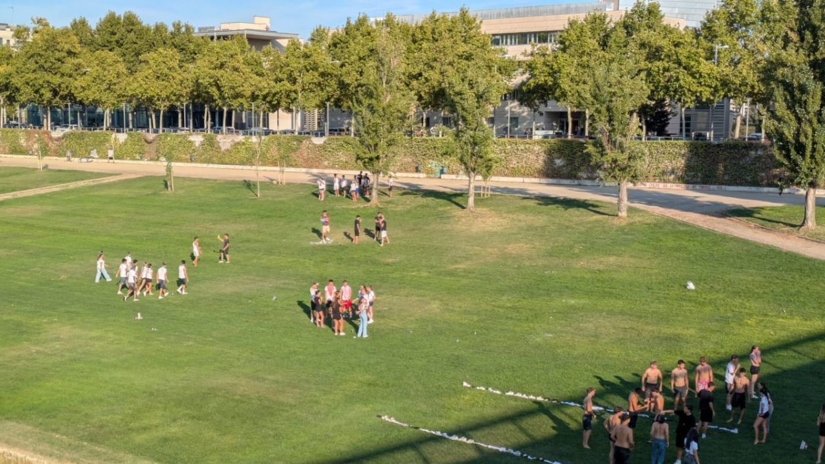 Un grupo de estudiantes haciendo novatadas