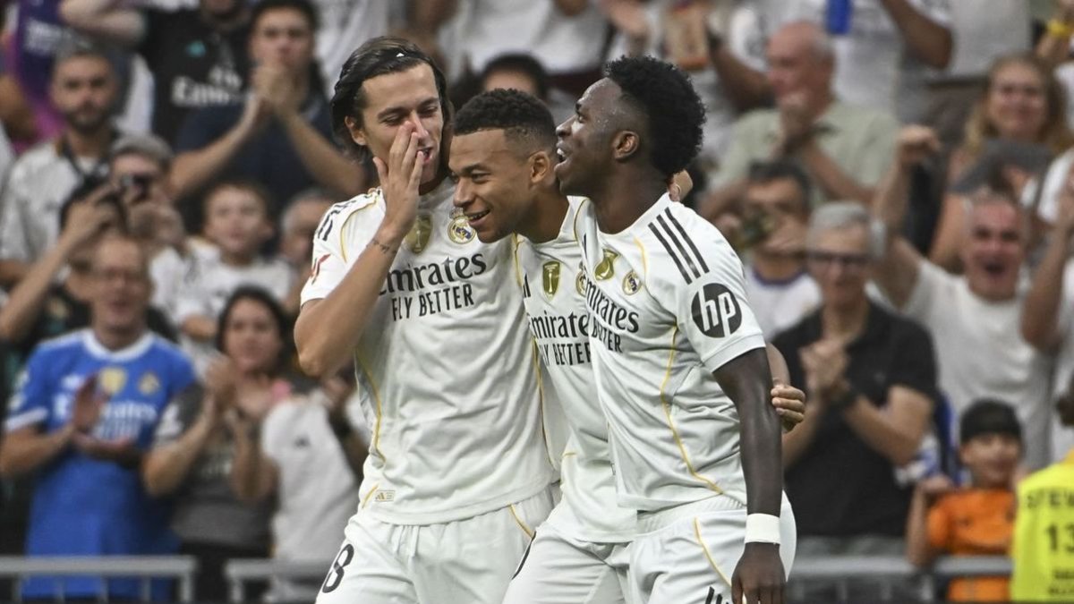 Álvaro Carreras, Mbappé y Vinícius celebran el 2-0. - EFE/FERNANDO VILLAR