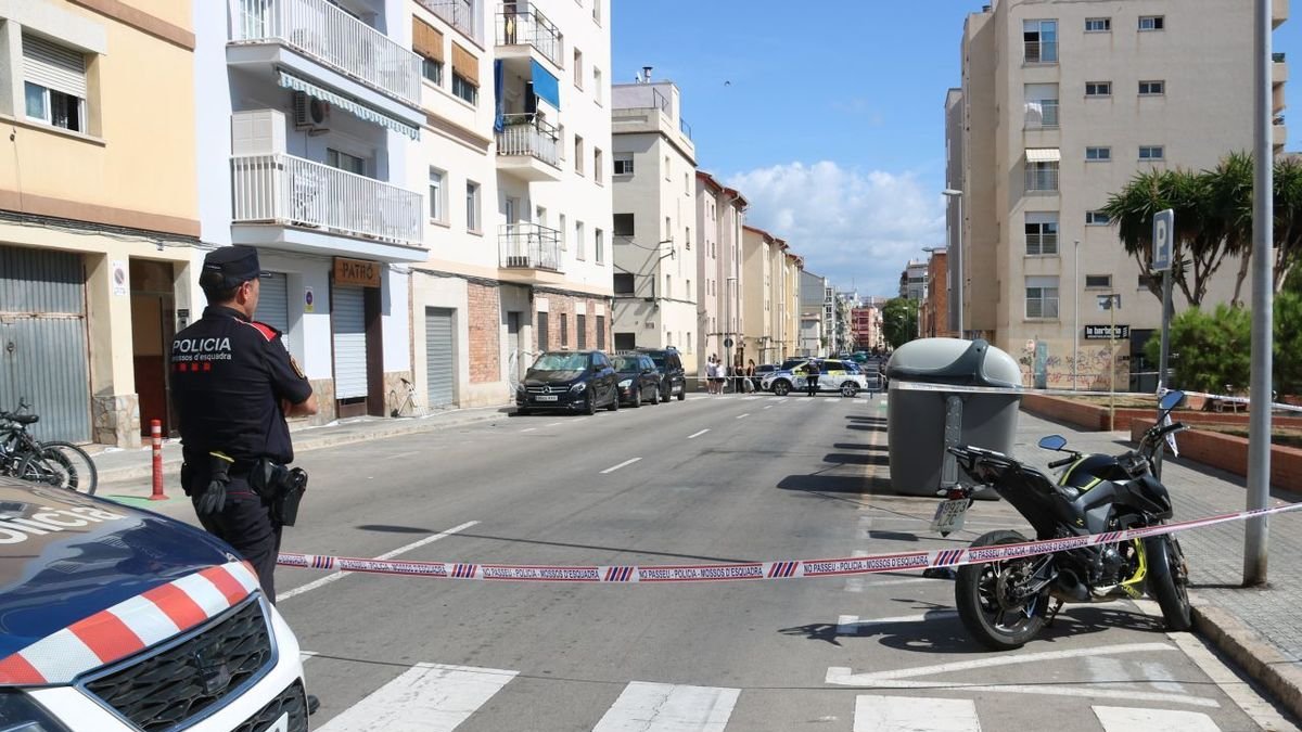 Els Mossos precinten el carrer on es va trobar la maleta. - ACN