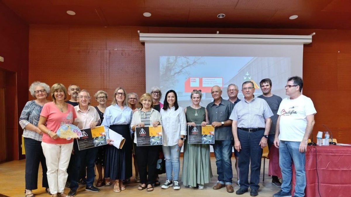 Los participantes en la jornada sobre el amianto, ayer en el centro cívico de Balàfia. - S.E.