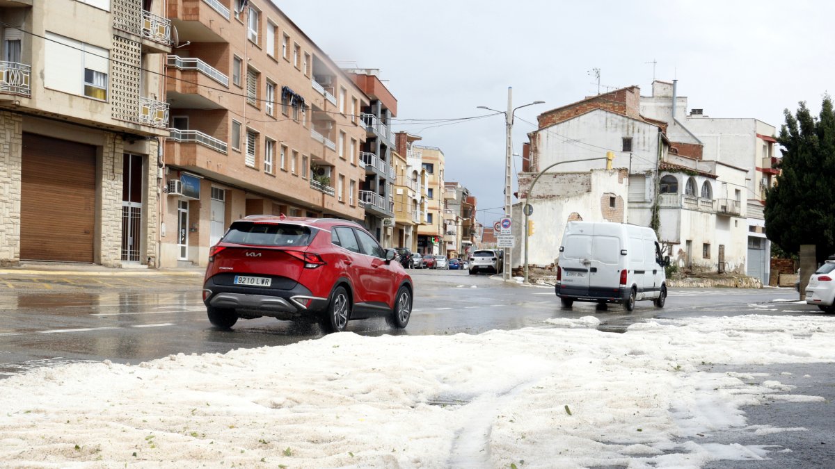 Un manto blanco de piedra en Alcarràs, después de una tormenta en una imagen de archivo