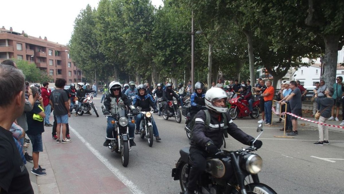 La salida de la Trobada de Motos Clàssiques. - FIRA DE MOLLERUSSA