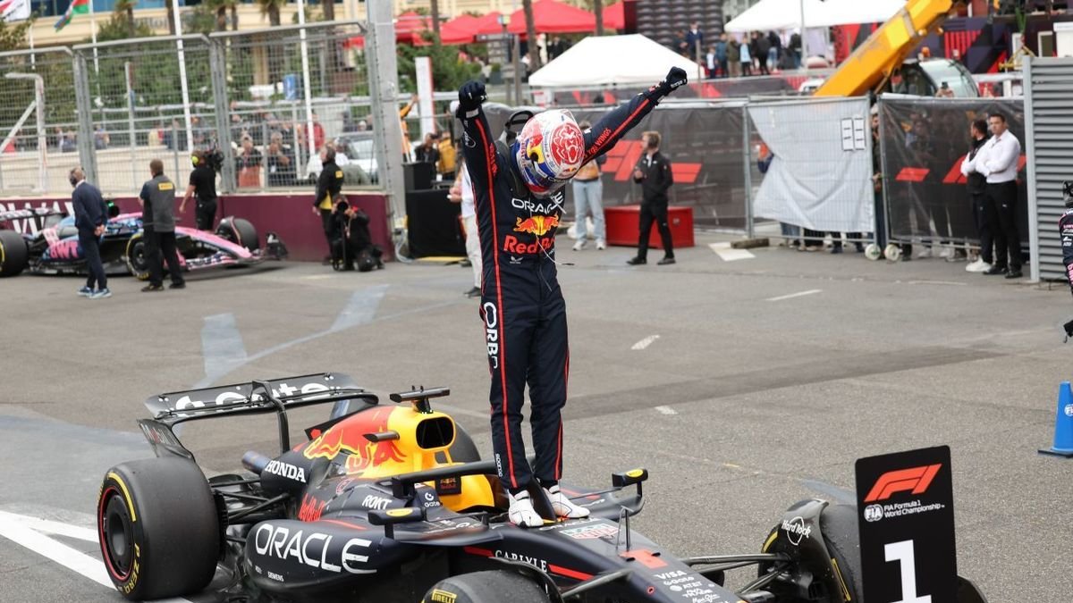 Max Verstappen celebra sobre el seu monoplaça la victòria al Gran Premi de l’Azerbaidjan. - EFE