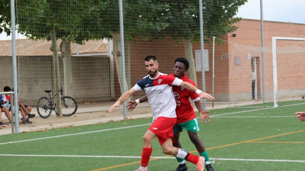 Un defensor del Linyola frena l’avanç d’un rival dins de l’àrea. - JOAN GÓMEZ