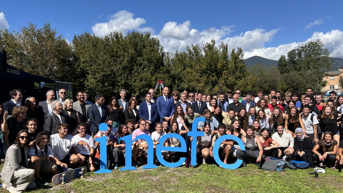 Autoridades, docentes y alumnos de INEFC Pirineus, después del acto de colocación de la primera piedra del nuevo edificio que se construirá en la Seu d'Urgell.