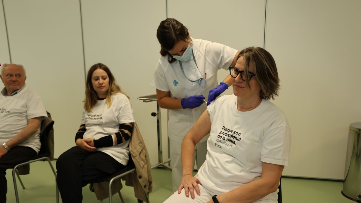 Una enfermera administra la vacuna contra la gripe a otra profesional de la salud en el CAP Bordeta Mangraners de Lleida.