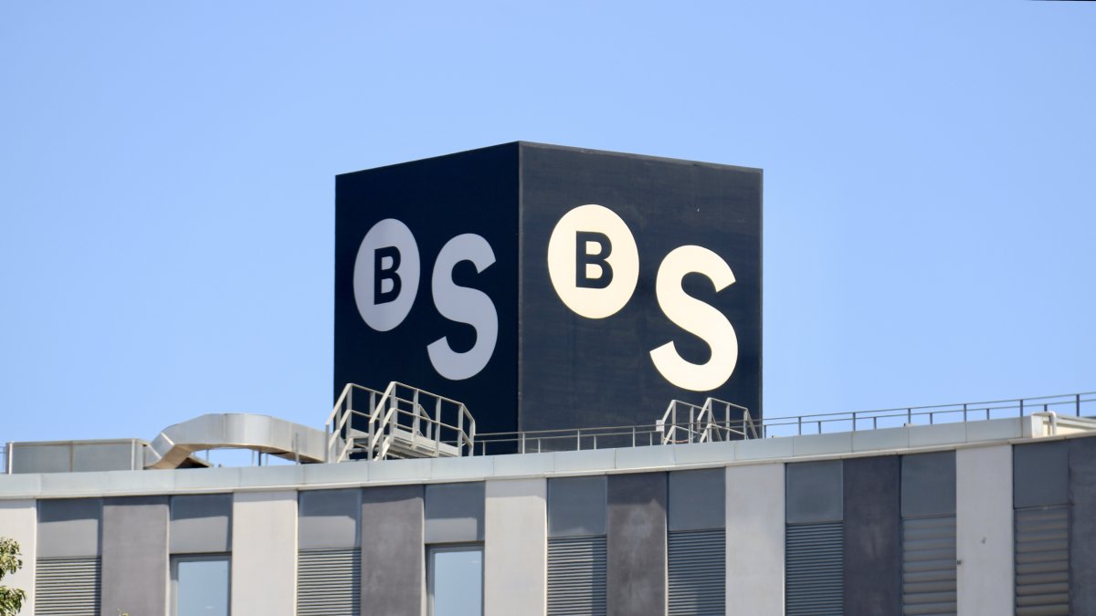 El logotipo del Banco Sabadell en el edificio de la sede de la entidad en Sant Cugat del Vallès.