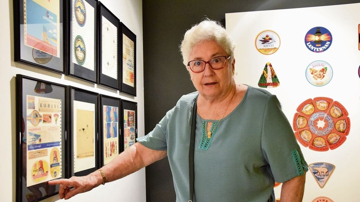 Montserrat Noya mostra alguna de les etiquetes originals. - C.SANS