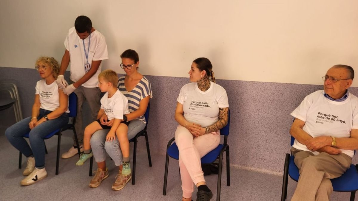 Maria Pilar, Bernat, Andrea y Salvador fueron los primeros en vacunarse ayer en el CAP de Tremp. - AMADO FORROLLA