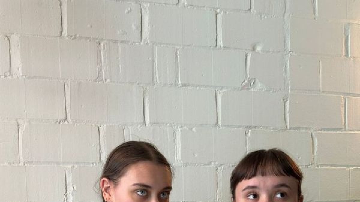 Les lleidatanes Blau Terés i Júlia Pallarés interpretaran ‘Ser bonica’. - LA SALETA