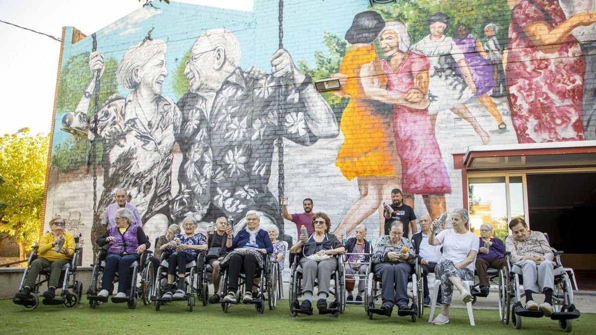 Usuarios de la residencia de Os de Balaguer que participaron en la elaboración del mural. - JORDI ECHEVARRIA