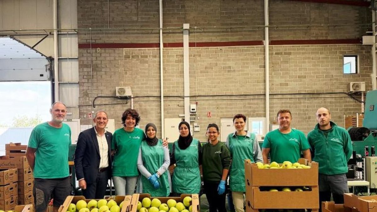 José Crespín, en la visita ahir a Pomona Fruits. - SUBDELEGACIÓ DEL GOVERN